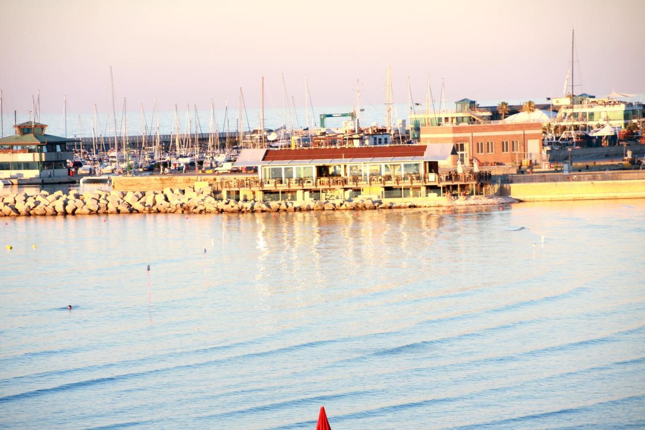 Hotel Excelsior Fano Bagian luar foto