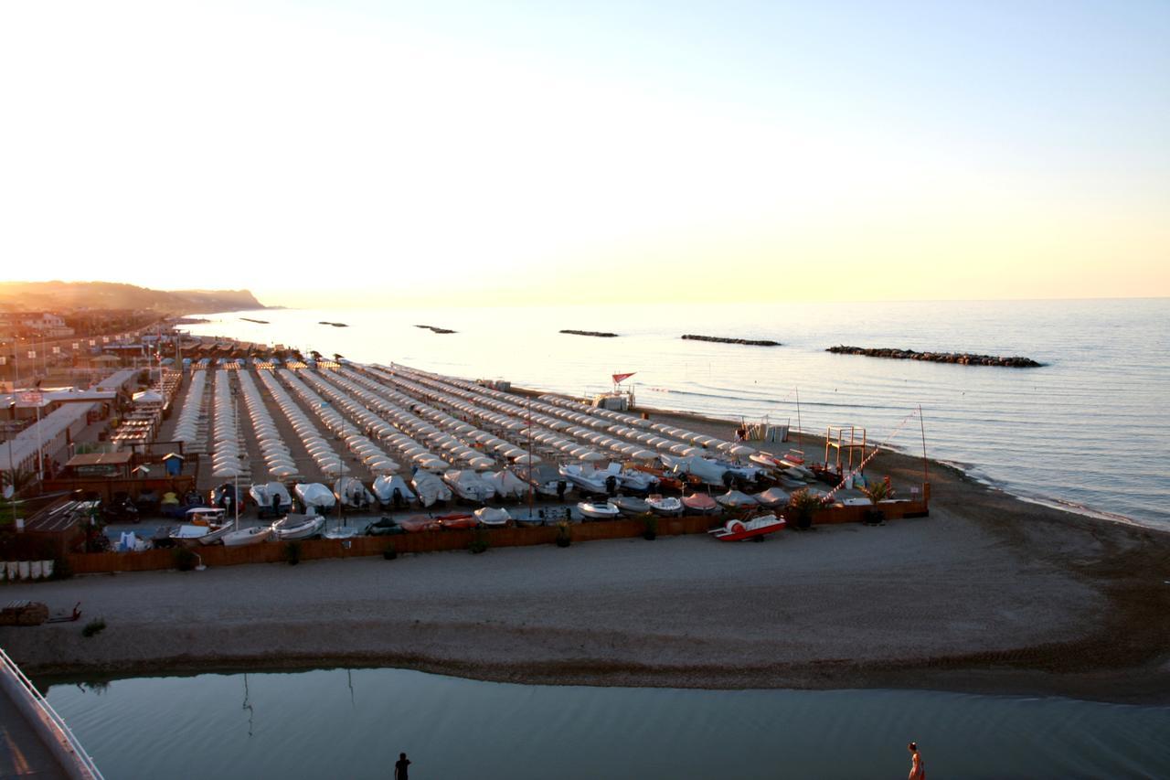 Hotel Excelsior Fano Bagian luar foto