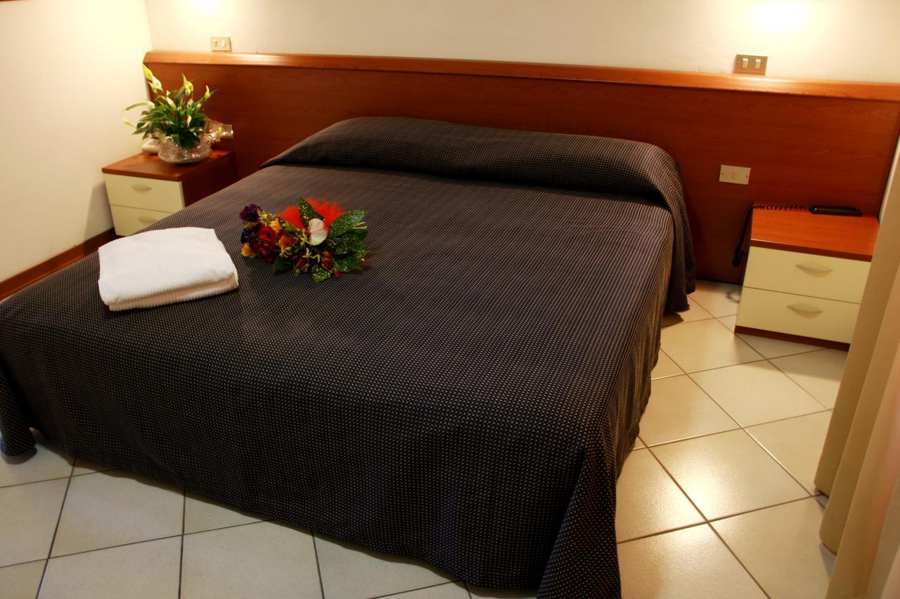 Hotel Excelsior Fano Bagian luar foto