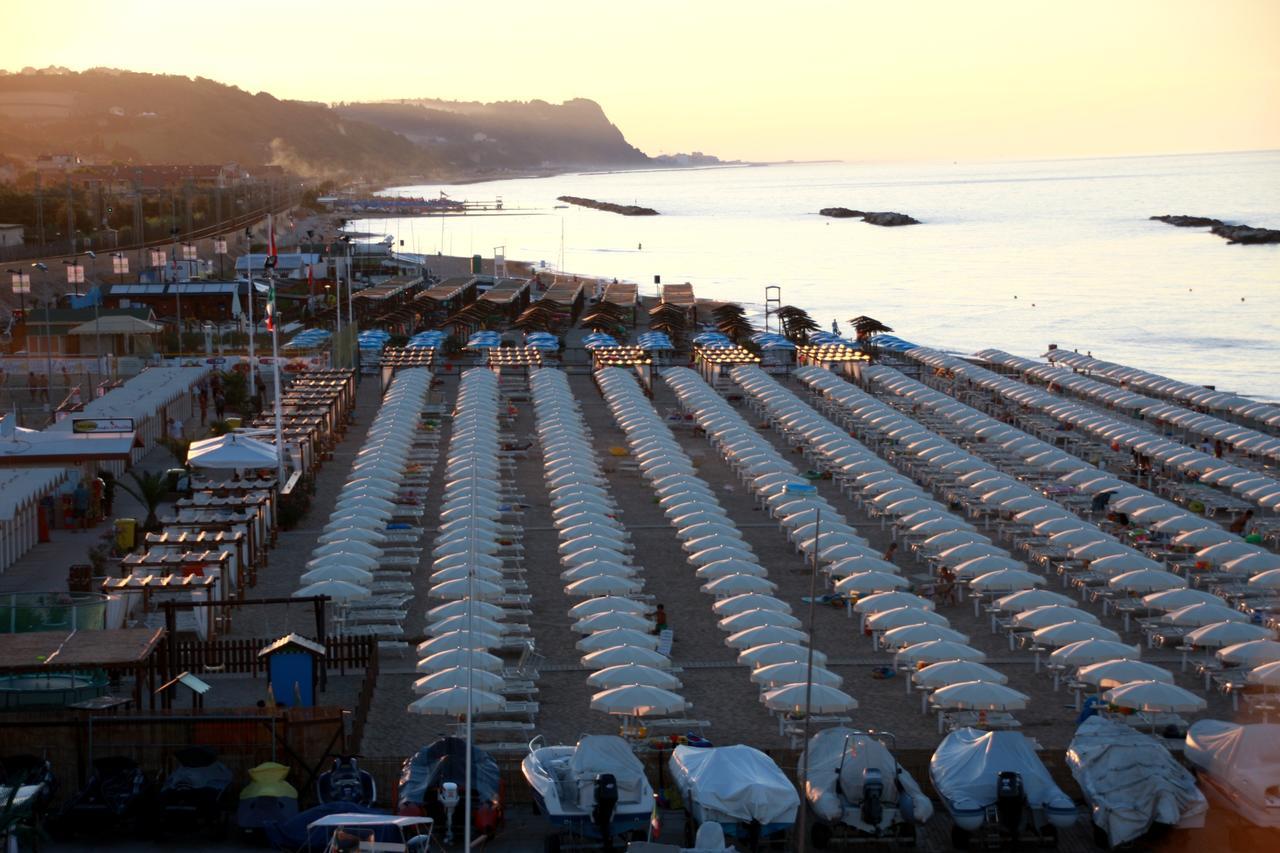 Hotel Excelsior Fano Bagian luar foto